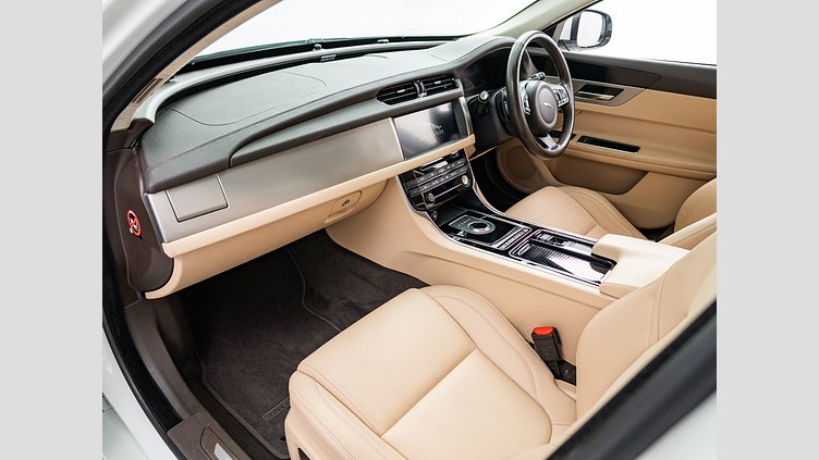 2019 認定中古車 Jaguar XF Fuji White 2.0 litre i4D Diesel プレステージ