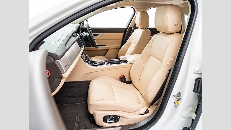 2019 認定中古車 Jaguar XF Fuji White 2.0 litre i4D Diesel プレステージ