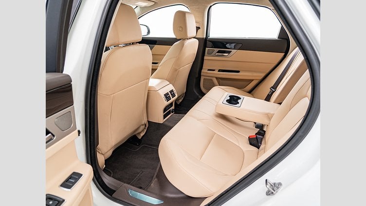 2019 認定中古車 Jaguar XF Fuji White 2.0 litre i4D Diesel プレステージ