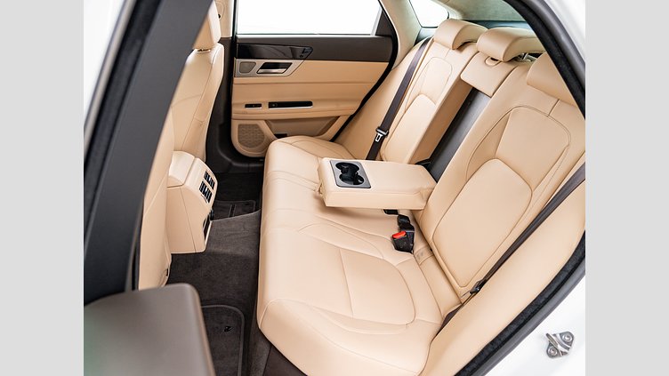 2019 認定中古車 Jaguar XF Fuji White 2.0 litre i4D Diesel プレステージ