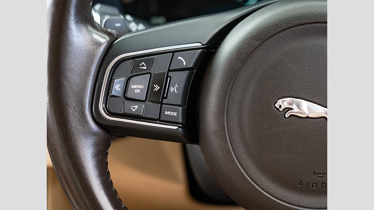 2019 認定中古車 Jaguar XF Fuji White 2.0 litre i4D Diesel プレステージ