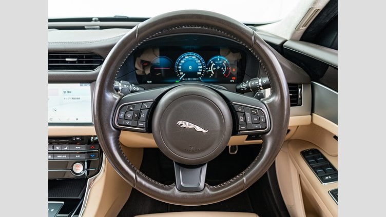 2019 認定中古車 Jaguar XF Fuji White 2.0 litre i4D Diesel プレステージ