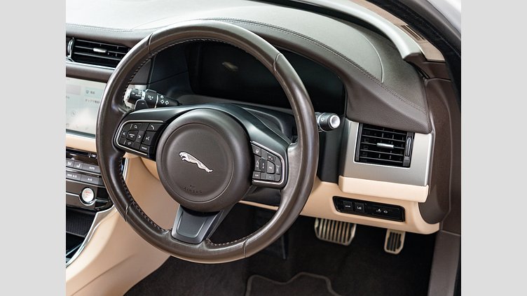 2019 認定中古車 Jaguar XF Fuji White 2.0 litre i4D Diesel プレステージ