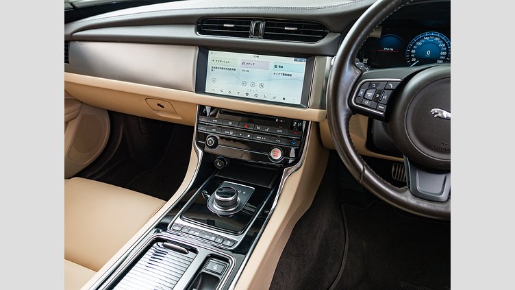 2019 認定中古車 Jaguar XF Fuji White 2.0 litre i4D Diesel プレステージ