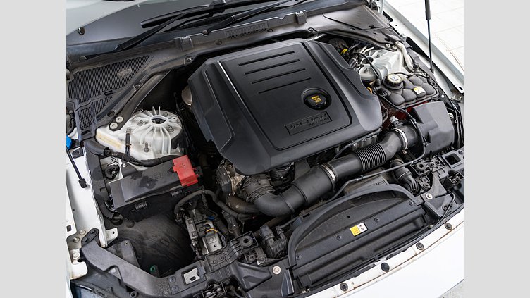 2019 認定中古車 Jaguar XF Fuji White 2.0 litre i4D Diesel プレステージ