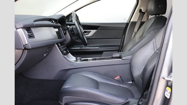 2019 認定中古車 Jaguar XF Corris Grey P250 スポーツブレイク