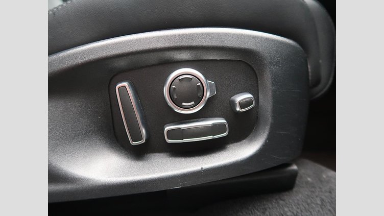 2019 認定中古車 Jaguar E-Pace ユーロンホワイト D180 オートマチック全輪駆動 HSE