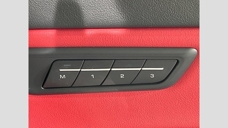 2018 認定中古車 Jaguar E-Pace シリコン シルバー P300 オートマチック全輪駆動 R-DYNAMIC HSE