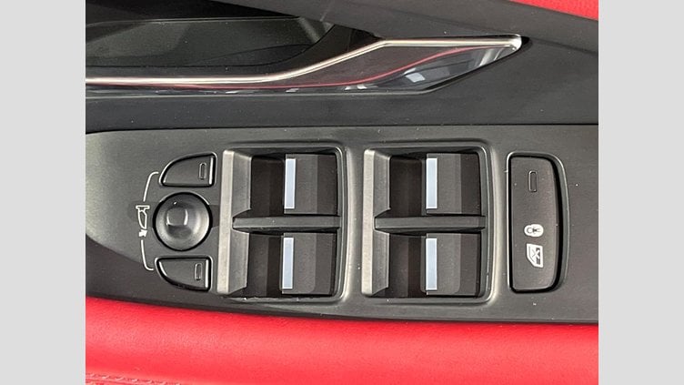 2018 認定中古車 Jaguar E-Pace シリコン シルバー P300 オートマチック全輪駆動 R-DYNAMIC HSE