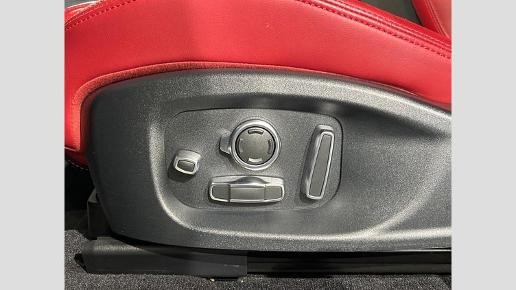 2018 認定中古車 Jaguar E-Pace シリコン シルバー P300 オートマチック全輪駆動 R-DYNAMIC HSE
