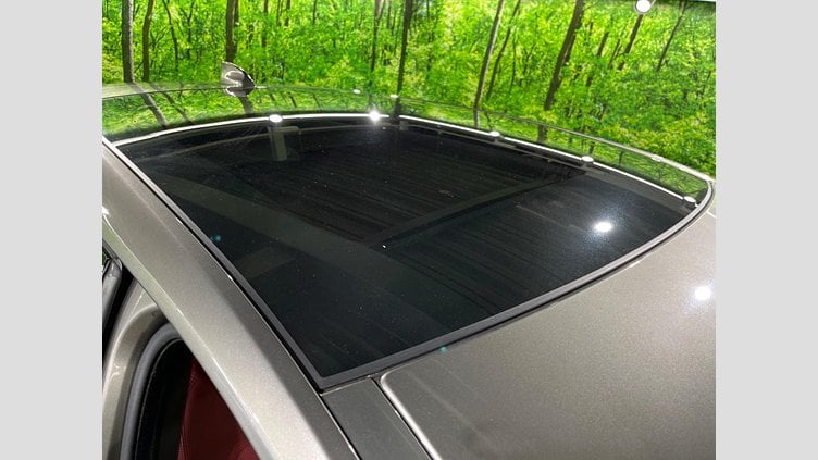 2018 認定中古車 Jaguar E-Pace シリコン シルバー P300 オートマチック全輪駆動 R-DYNAMIC HSE