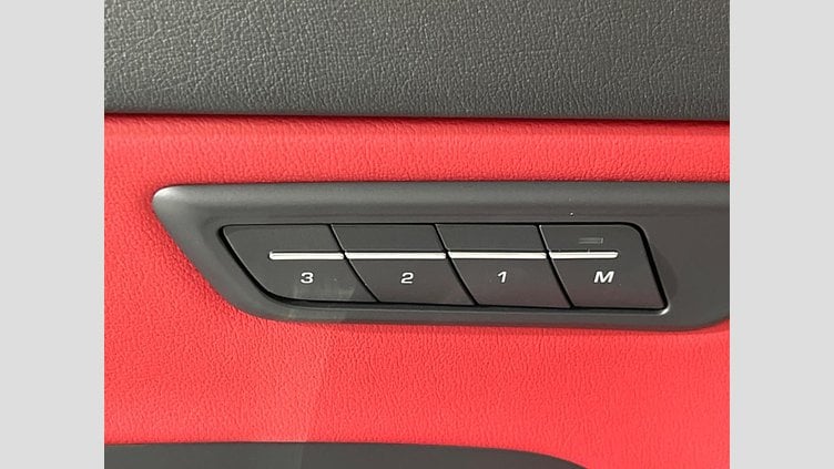 2018 認定中古車 Jaguar E-Pace シリコン シルバー P300 オートマチック全輪駆動 R-DYNAMIC HSE