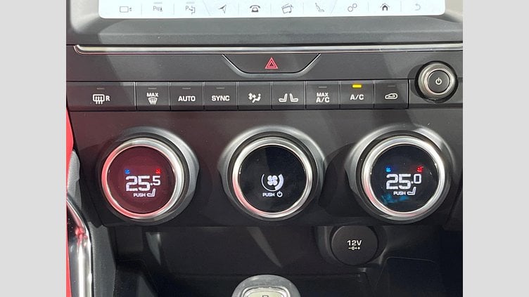 2018 認定中古車 Jaguar E-Pace シリコン シルバー P300 オートマチック全輪駆動 R-DYNAMIC HSE