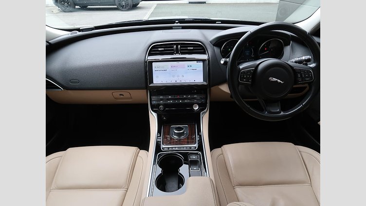 2017 認定中古車 Jaguar XE Loire Blue 249PS
 プレステージ