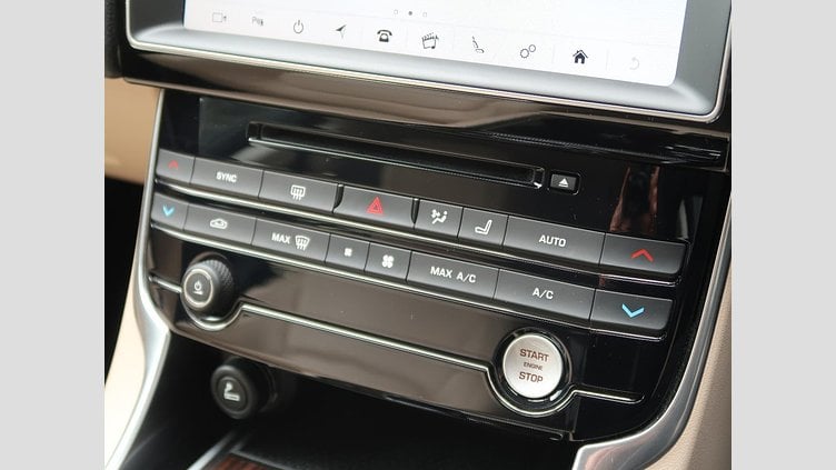 2017 認定中古車 Jaguar XE Loire Blue 249PS
 プレステージ