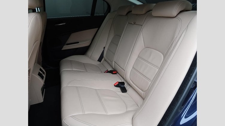 2017 認定中古車 Jaguar XE Loire Blue 249PS
 プレステージ