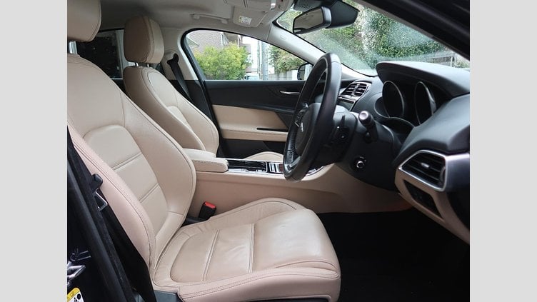 2017 認定中古車 Jaguar XE Loire Blue 249PS
 プレステージ
