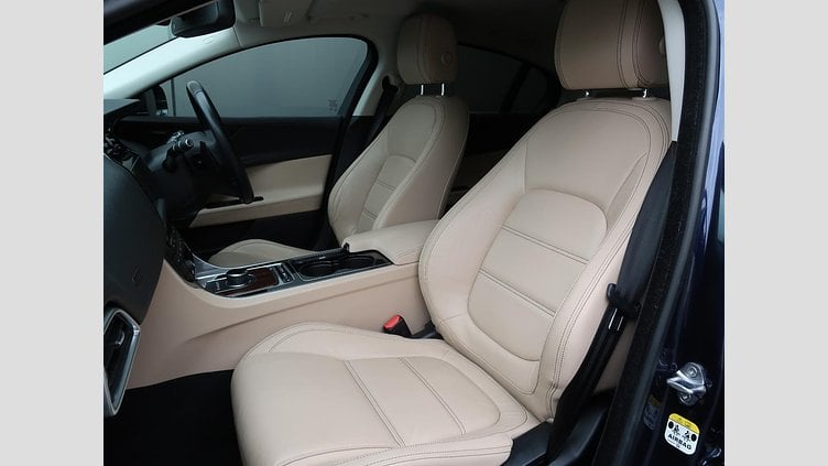 2017 認定中古車 Jaguar XE Loire Blue 249PS
 プレステージ