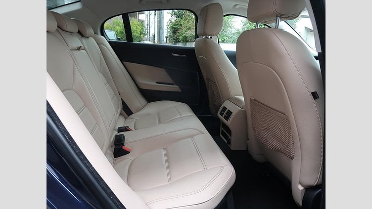 2017 認定中古車 Jaguar XE Loire Blue 249PS
 プレステージ