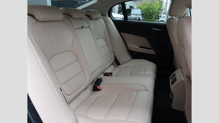 2017 認定中古車 Jaguar XE Loire Blue 249PS
 プレステージ