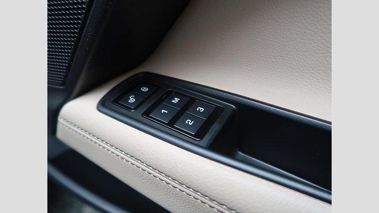 2017 認定中古車 Jaguar XE Loire Blue 249PS
 プレステージ