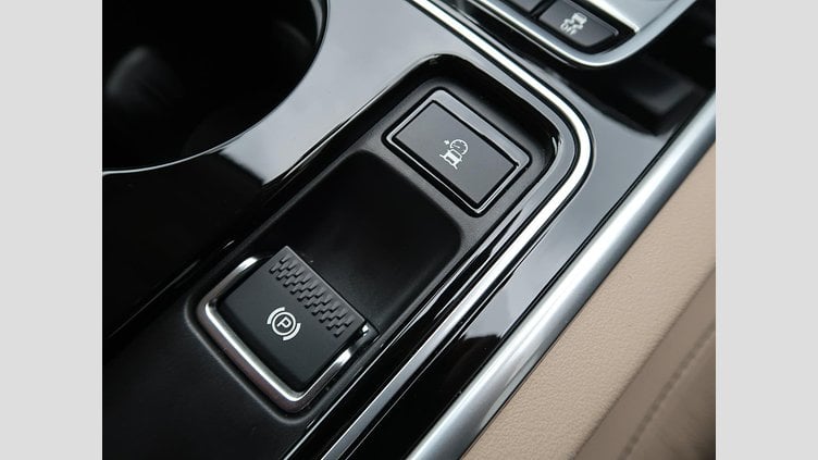 2017 認定中古車 Jaguar XE Loire Blue 249PS
 プレステージ