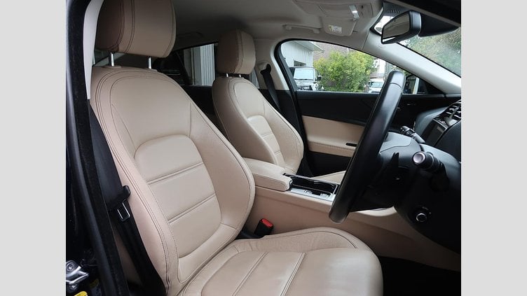2017 認定中古車 Jaguar XE Loire Blue 249PS
 プレステージ