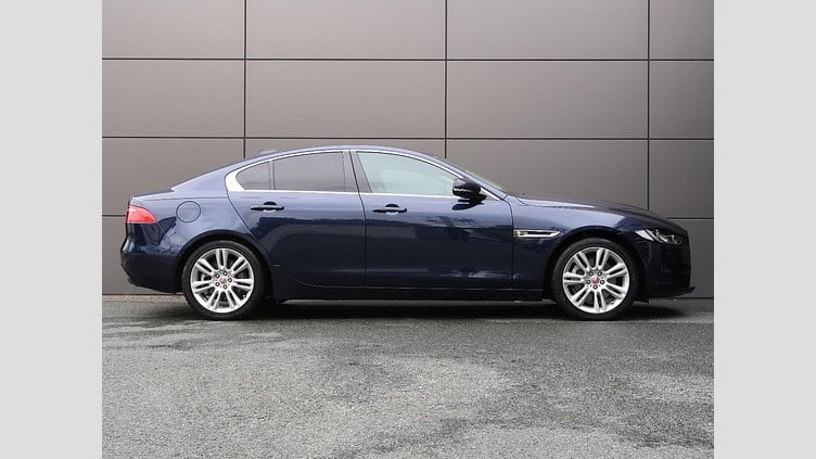 2017 認定中古車 Jaguar XE Loire Blue 249PS
 プレステージ