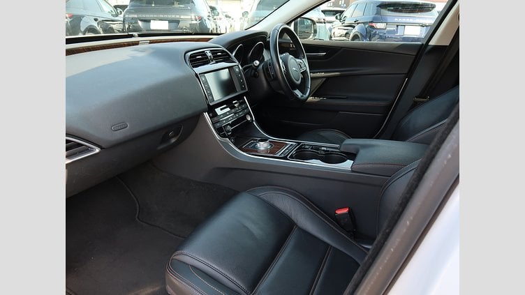 2016 認定中古車 Jaguar XE Yulong White 20ｄ プレステージ