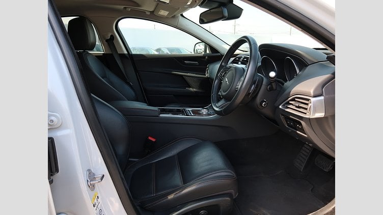 2016 認定中古車 Jaguar XE Yulong White 20ｄ プレステージ