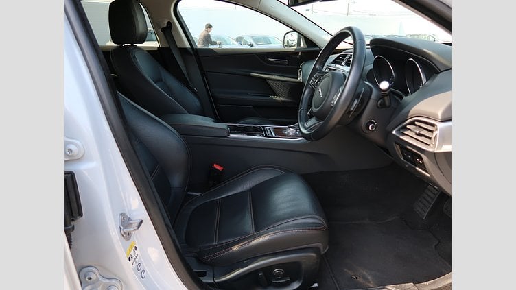 2016 認定中古車 Jaguar XE Yulong White 20ｄ プレステージ