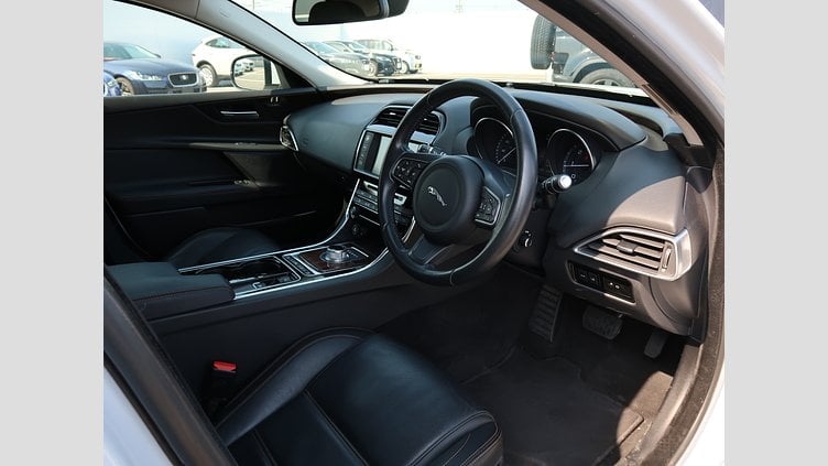 2016 認定中古車 Jaguar XE Yulong White 20ｄ プレステージ