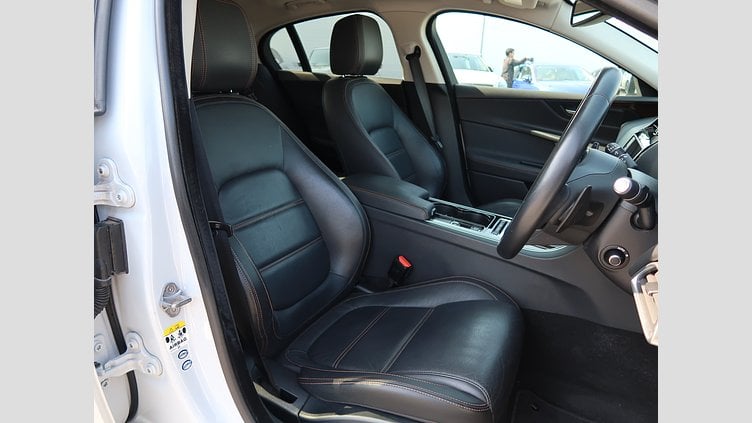 2016 認定中古車 Jaguar XE Yulong White 20ｄ プレステージ