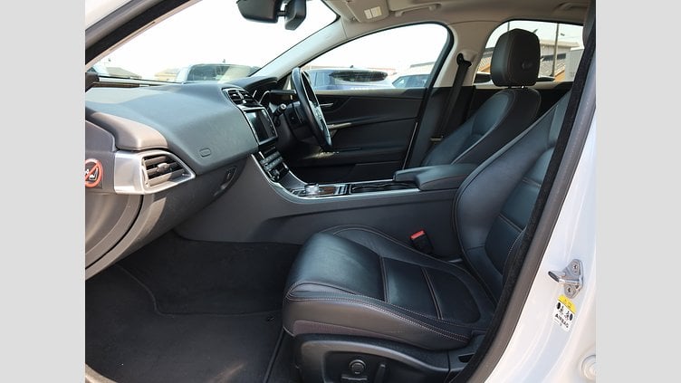 2016 認定中古車 Jaguar XE Yulong White 20ｄ プレステージ
