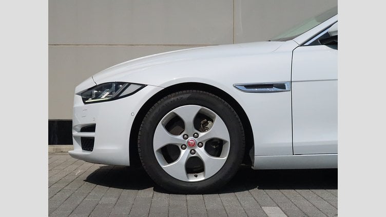 2016 認定中古車 Jaguar XE Yulong White 20ｄ プレステージ
