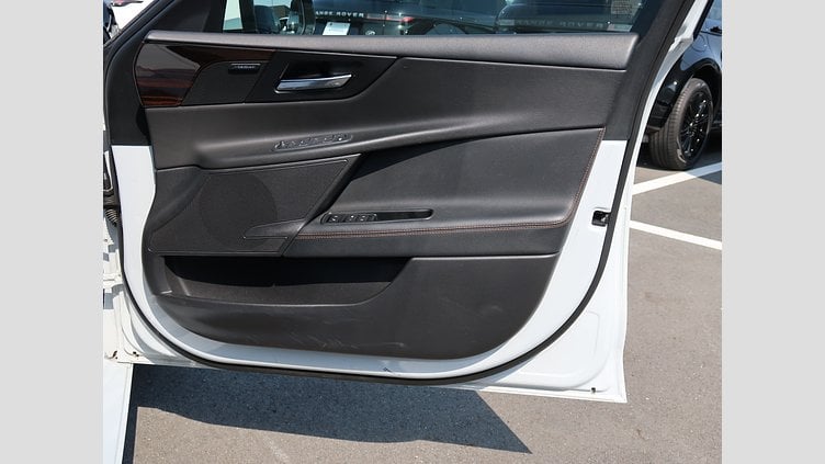 2016 認定中古車 Jaguar XE Yulong White 20ｄ プレステージ