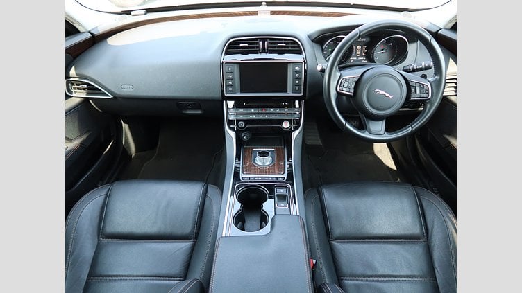 2016 認定中古車 Jaguar XE Yulong White 20ｄ プレステージ