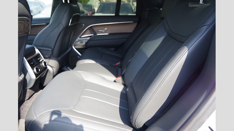 2025 認定中古車 Land Rover Range Rover オストゥーニパールホワイト（お取り扱いの有無については正規ディーラーにお問い合わせください） P550 AWD PHEV（AT） スタンダードホイールベース Autobiography