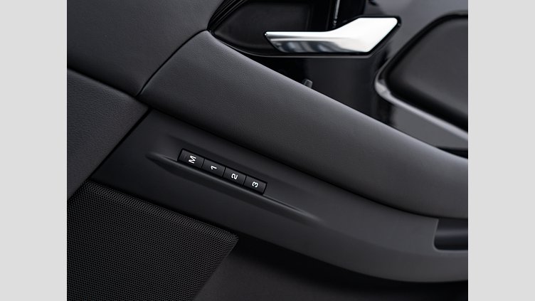 2024 認定中古車 Land Rover Range Rover Evoque カルパチアングレイ P300eプラグインハイブリッド（ガソリン） スタンダードホイールベース DYNAMIC HSE