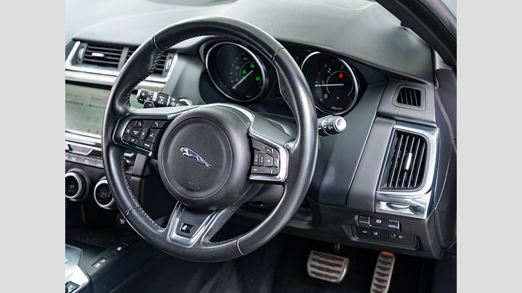 2019 認定中古車 Jaguar E-Pace ユーロンホワイト D180 オートマチック全輪駆動 R-DYNAMIC