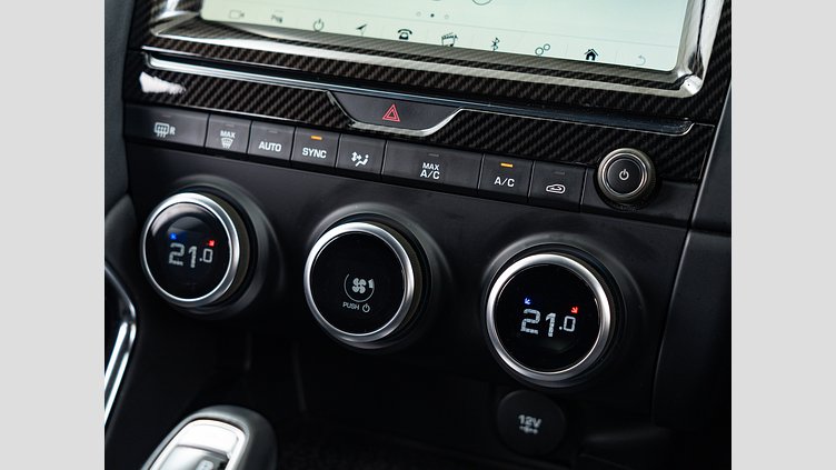 2019 認定中古車 Jaguar E-Pace ユーロンホワイト D180 オートマチック全輪駆動 R-DYNAMIC