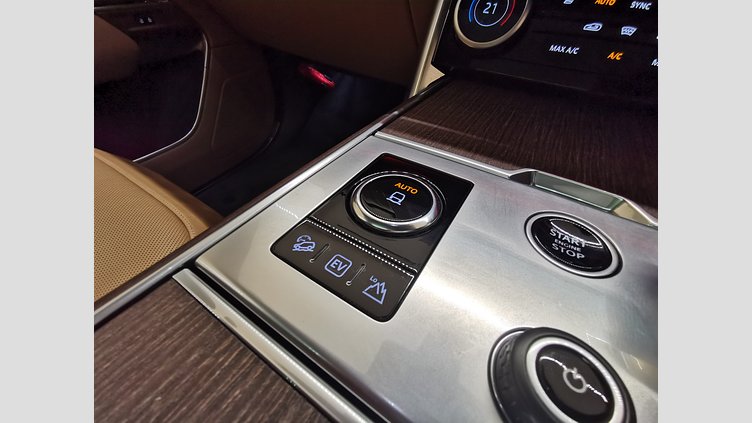 2023 認定中古車 Land Rover Range Rover バトゥミゴールド P440 AWD PHEV（AT） スタンダードホイールベース SE