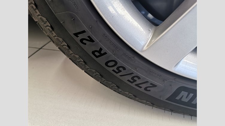 2023 認定中古車 Land Rover Range Rover バトゥミゴールド P440 AWD PHEV（AT） スタンダードホイールベース SE