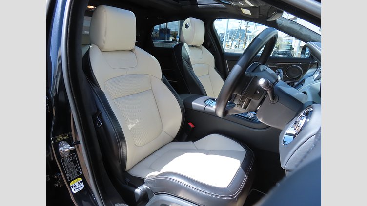 2017 認定中古車 Jaguar XJ Farallon Pearl Black 508PS XJR