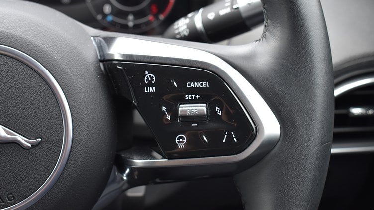 2020 認定中古車 Jaguar XE カルデラレッド D180 RWD AUTOMATIC 4 door Saloon S
