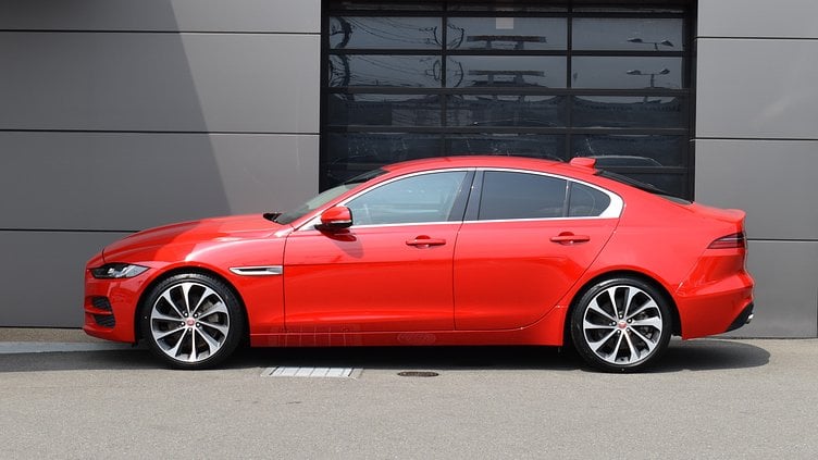 2020 認定中古車 Jaguar XE カルデラレッド D180 RWD AUTOMATIC 4 door Saloon S