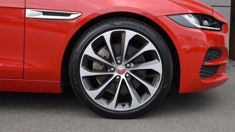 2020 認定中古車 Jaguar XE カルデラレッド D180 RWD AUTOMATIC 4 door Saloon S