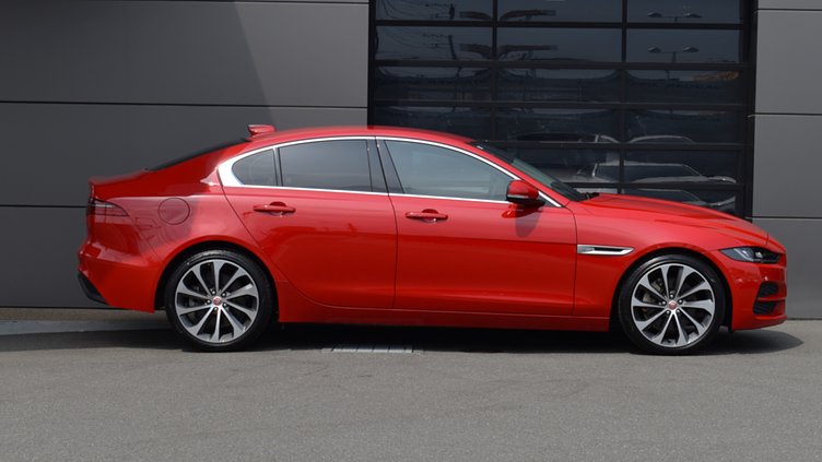 2020 認定中古車 Jaguar XE カルデラレッド D180 RWD AUTOMATIC 4 door Saloon S