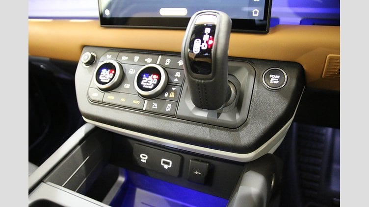 2024 認定中古車 Land Rover Defender 90 アイガーグレイ D300 AWD（AT） X-DYNAMIC HSE