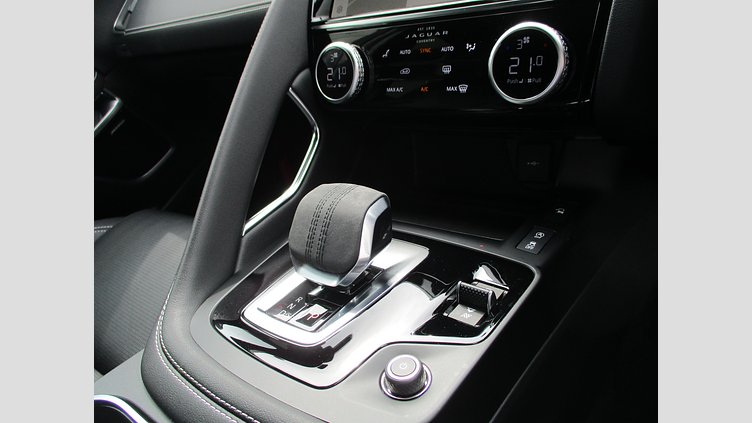 2024 認定中古車 Jaguar E-Pace ポルトフィーノブルー D200 AWD（オートマチック）MHEV R-DYNAMIC SE